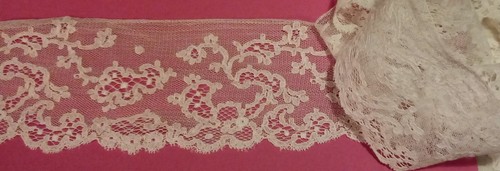 Ancienne dentelle vendu au - ,