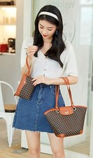 Sac à main marron avec motifs distinctifs et pochette offerte !