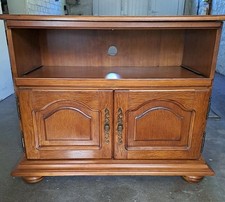 Meuble en chêne massif, en très bon état, avec plateau tournant