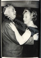 PHOTO presse 1963 HAROLD WILSON et son épouse dansant la valse X141