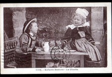 Environs SAINT-BRIEUC (22) ENFANTS costumés BRETONS au JEU de la DINETTE en 1935