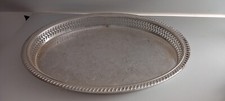 Plateau ovale en métal brillant mesurant 40,8 cm X 29,5 cm