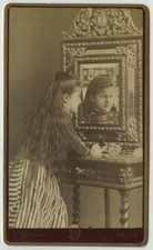 CDV 1880-90 Eugène Darnay à Melun. Jeune fille aux longs cheveux dans un miroir.