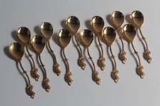 Douze petites cuillères à