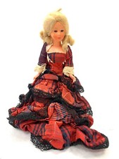 POUPÉE SOUVENIR - JEUNE FILLE À LA ROBE ROUGE