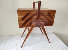 Ancienne Travailleuse en bois sur pieds pour couture 50 x 25cm par 67cm de haut