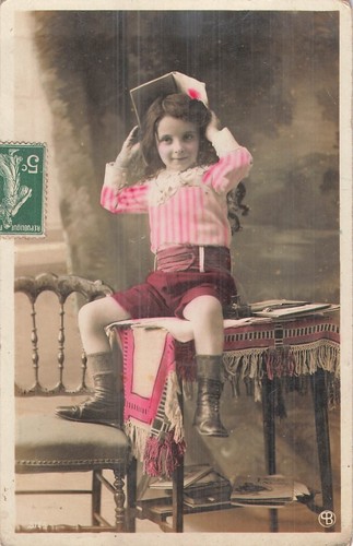 Enfant assis sur table - assis,