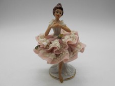 01 )  FIGURINE BALLERINE ROBE EN DENTELLE EN PORCELAINE ALLEMANDE DE DRESDEN