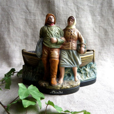 ANCIEN SOUVENIR DE BORD DE MER EN TERRE CUITE - NANTES - COUPLE PÊCHEURS BATEAU