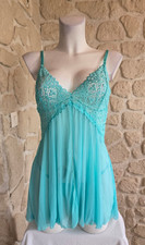 Nuisette bleue fendue avec