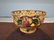 Coupe en faïence ajourée de Malicorne décor floral et cerises , signée