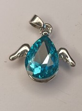 Pendentif argenté avec pierre bleue taillée en goutte et ailes d'ange