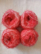 Lot de 4 Pelotes Fantaisies aspect poilu (Rouge et Blanc) - (510g)