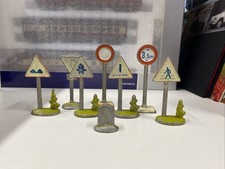 Lot de 8 panneaux routiers de
