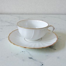 Limoges. Bernardaud. Tasse à thé et soucoupe en porcelaine modèle Verlaine