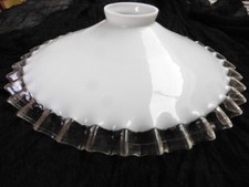 joli abat jour de monte et baisse en opaline blanche ,  26 cm