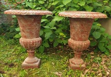2 GRANDS VASES MEDICIS EN FONTE SANS ANSES  COULEUR VERT ET ROUGE 63 CM