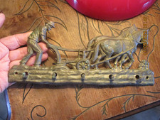 Penderie en Bronze au Cheval Tirant la Charrue à Ustensiles Couvert de Cuisine