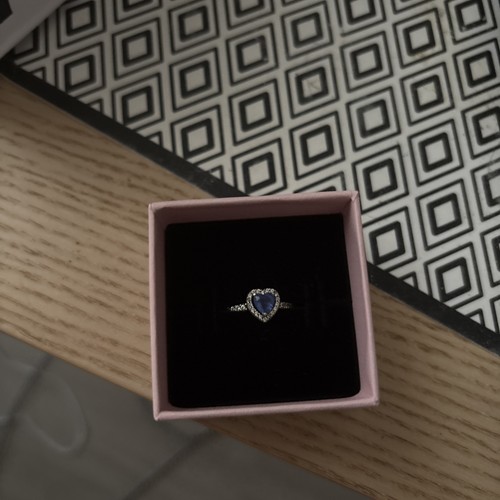 Une bague pandora - une,