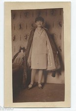 BM639 Carte Photo vintage card RPPC Enfant poupée doll papier peint