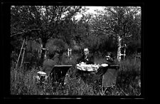 Jardin table chaise herbe verre vin apéritif - ancien négatif photo an. 1930 40