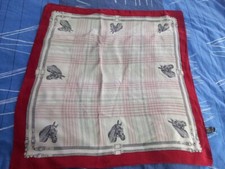Beau foulard carré en pure soie thème cheval mesurant 65 cm X 62 cm