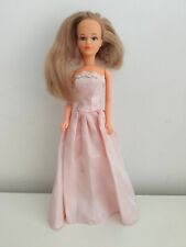 Poupée Bella Tressy années 70-80 et sa robe de bal rose