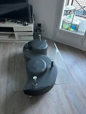 table basse en verre et cuir avec deux poufs acheter chez BUT, bon état