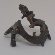 Repose pinceau chinois en bronze en forme de chilong tordant. (Dragon sans corne)