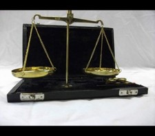  Balance trébuchet dans valisette cuir de Bijoutier ou pharmacien en laiton 100%