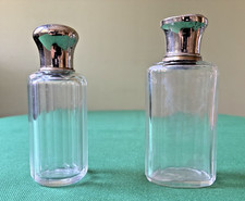 Deux flacons à parfum en cristal et métal argenté