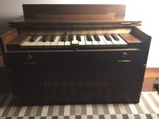 Guide Chants Kasriel. Petit Harmonium de Table Utilisé Dans Les Écoles