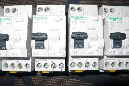 Disjoncteur a9n21028 - disjoncteur,