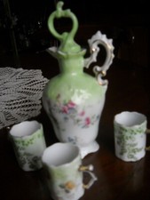 Carafe à liqueur porcelaine et 3 petites tasses