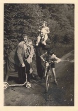 ANCIENNE PHOTOGRAPHIE DENFANTS ET LEURS VELOS TROTTINETTE JOUETS ANCIENS