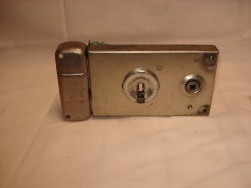 Serrure ancienne avec - , et