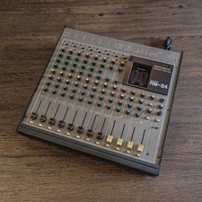 Roland RM-84 MULTI MIXER Entrée: Mono 6ch Stéréo 2ch AC100V 50/60Hz 25W