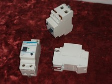 Un Interrupteur Différentiel Modulaire 40A 30mA HAGER réf: U742 20332