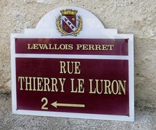 RUE THIERRY LE LURON, plaque de rue Thierry Le Luron, pas émaillée, plexiglass .
