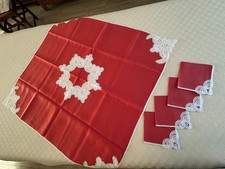 TRÈS JOLIE NAPPE à THÉ ou SUR-NAPPE et SERVIETTES ASSORTIES