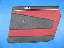 Panneau noir et rouge de porte