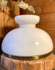 Globe en opaline blanche et
