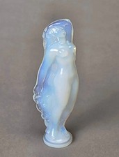 Superbe figurine en verre opalescent blanc-bleu, signée SABINO, période Art déco