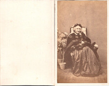 Femme âgée assise en pose