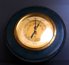 BAROMETRE DE PRÉCISION MAXANT 1950 EN LAITON DORÉ ET CUIR A PIQURE SELLIER