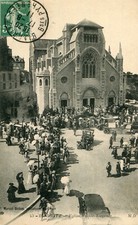 BIARRITZ Eglise Sainte Eugénie La foule Plus une carte femme Ossaloise OFFerte