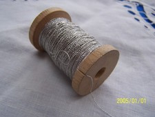 Ancienne bobine en bois de fil métallique souple couleur argent. XIXème  Réf 643