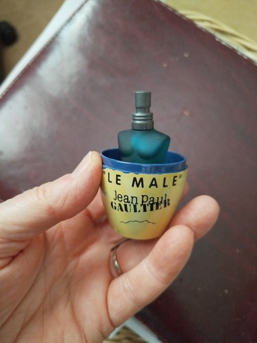Une miniature pleine parfum - une,