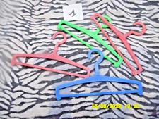 POUPEE CATHIE BELLA   LOT DE 4 CINTRES TRES BON ETAT N° 1