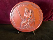 gros médaillon de terre cuite